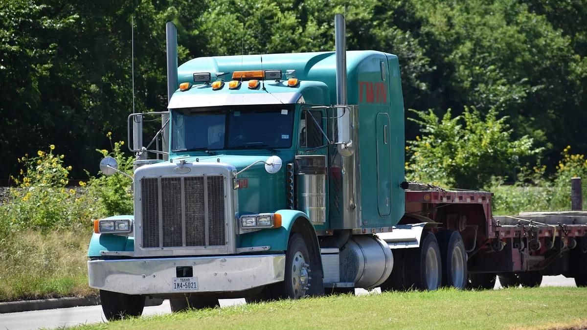 Camion plateau transportant des véhicules